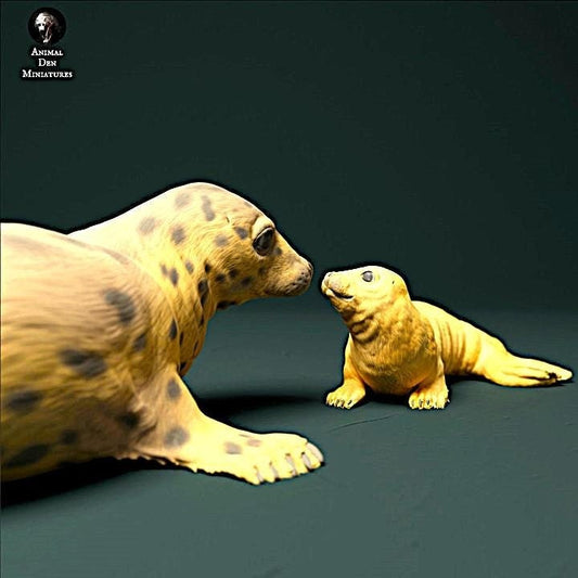 Gray Seal Mother and Pup Miniature: 1/24 Scale Wild Animal Model